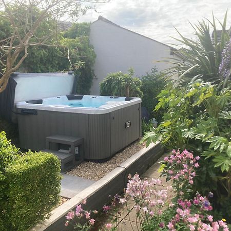 Bryntirion Farmhouse Apartment With Hot Tub Llanfair Caereinion Exterior photo