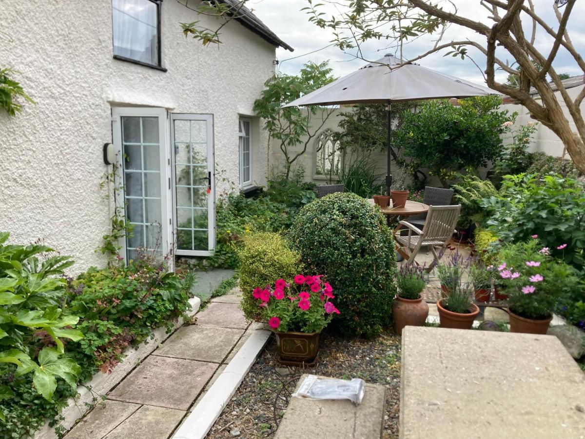 Bryntirion Farmhouse Apartment With Hot Tub Llanfair Caereinion Exterior photo